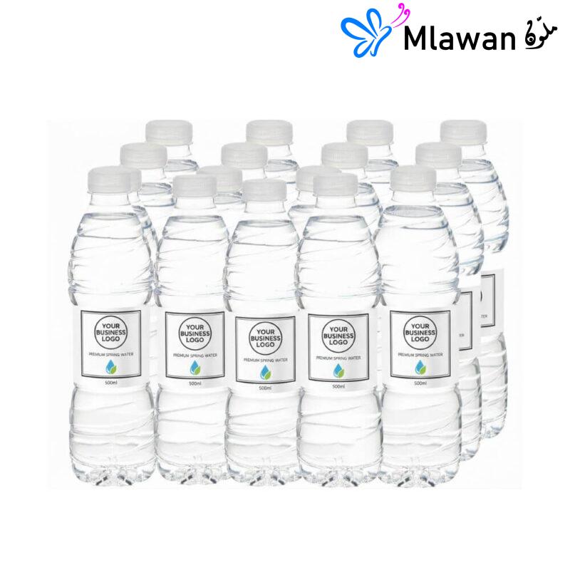 زجاجات مياه بشعار الشركة