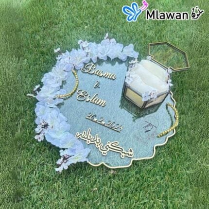 Elegant acrylic engagement tray with gold accents and شيكني يديلته quote