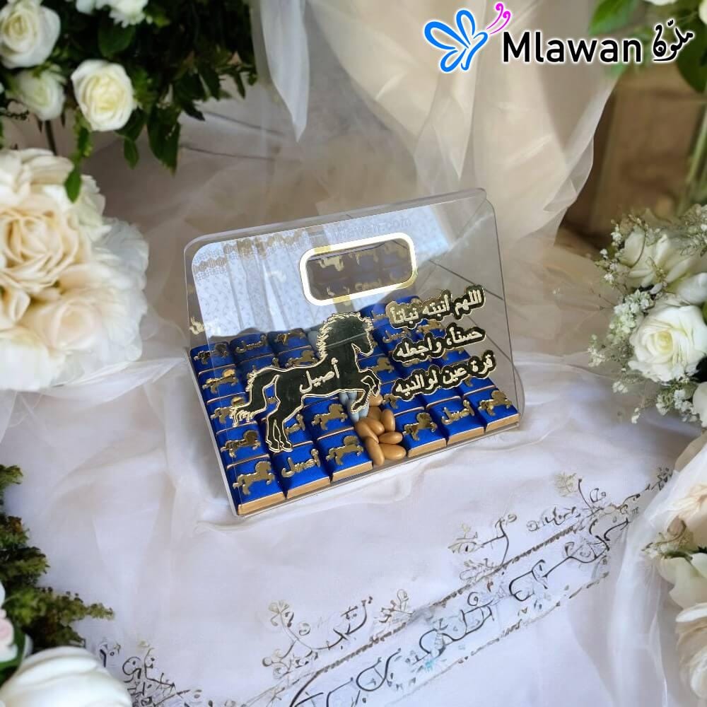 Clear acrylic chocolate bag with golden accents for weddings. Clear acrylic chocolate bag with golden accents for weddings.