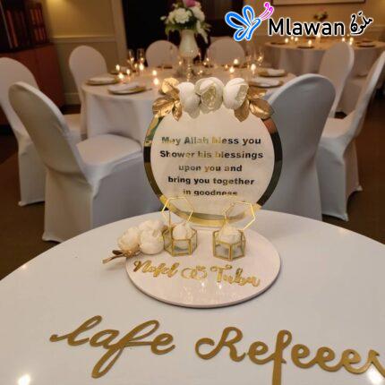 صينية خطوبة أكريليك ذهبية بتصميم ورد واسم العروسين مخصصة لحفل مهر فاخر