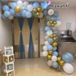 balloon arch with custom name boxes for baby arrival decorations