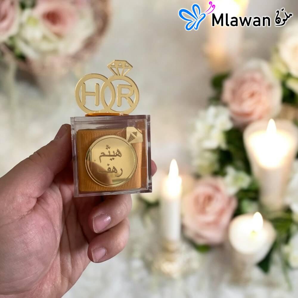 personalized wedding chocolates in clear acrylic box توزيعات أنيقة من الشوكولاتة المخصصة لحفلات الزفاف