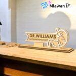 لوحة اسم مكتبية خشبية للأطباء