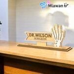 لوحة اسم مكتب خشبية مع تصميم عظام محفور