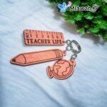 ميدالية خشبية للمعلمين مع مسطرة وقلم وكرة أرضية